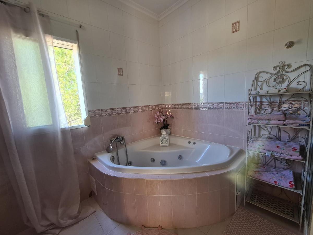 Chateau Angelique Guest House บาเลนเซีย ภายนอก รูปภาพ