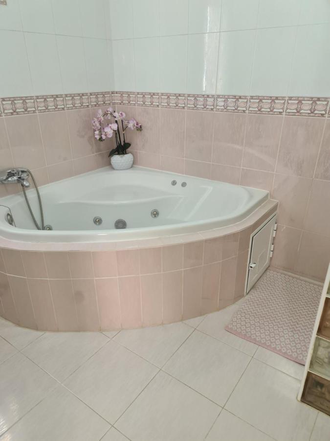 Chateau Angelique Guest House บาเลนเซีย ภายนอก รูปภาพ
