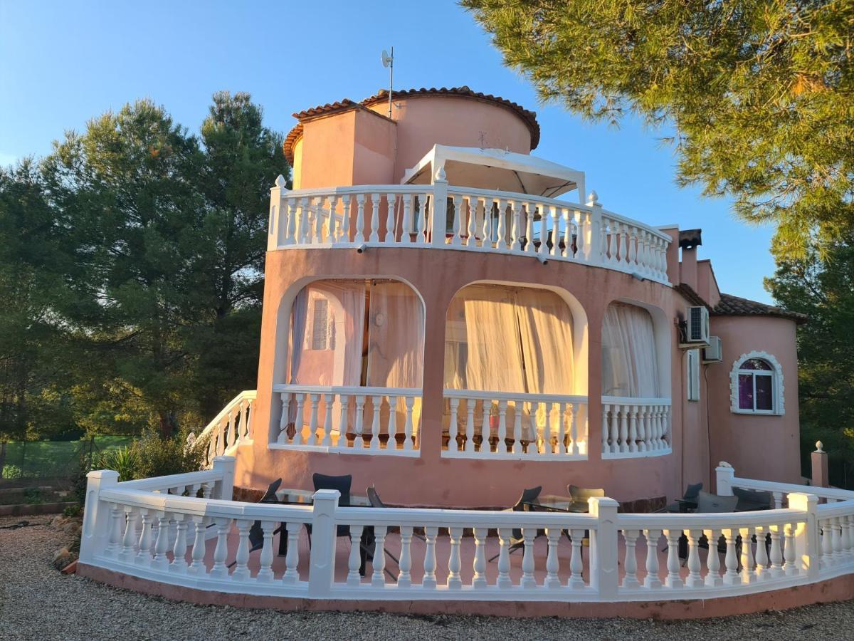 Chateau Angelique Guest House บาเลนเซีย ภายนอก รูปภาพ