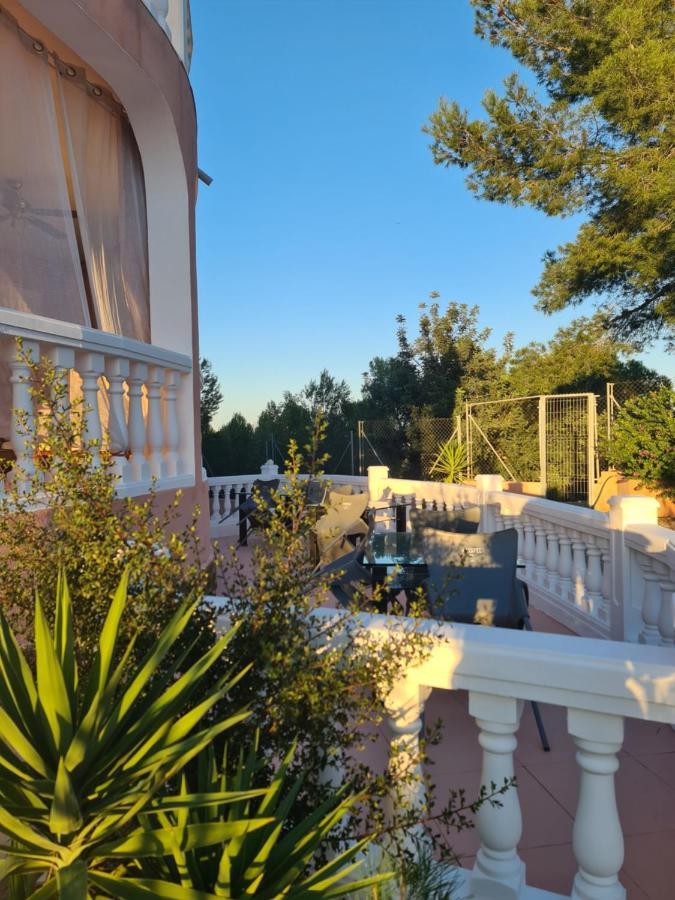 Chateau Angelique Guest House บาเลนเซีย ภายนอก รูปภาพ